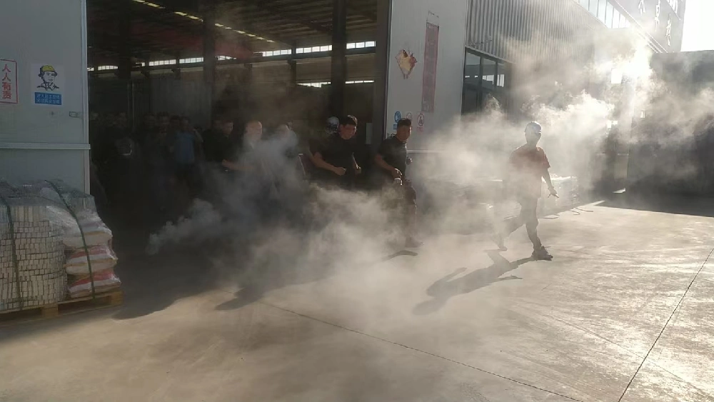 ఉత్పత్తి భద్రత యొక్క రక్షణ శ్రేణిని బలపరిచేందుకు భద్రతా శిక్షణ మరియు తప్పించుకునే కసరత్తులు నిర్వహించండి